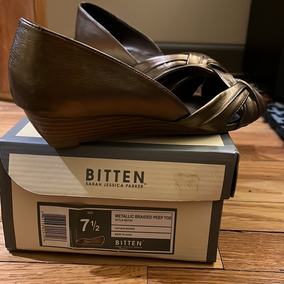 Bitten by Sarah Jessica Parker metallic braided peep toe shoe sz 7.5 with box - Picture 2 of 6